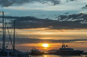 Deserted Pier At Dusk Drucke: Sunset with cloud sky on the pier with yachts