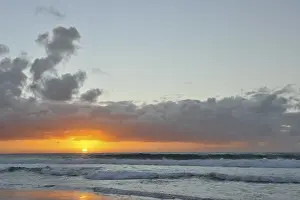 Backlit Beach Scene Drucke: Sunset and clouded sky at the Atlantic Ocean