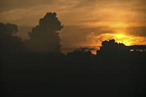 Sunset In The Desert Drucke: Sunset, clouds