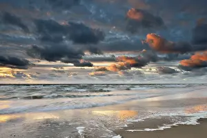 Dutch Evening Sky Drucke: Sunset with clouds on the beach