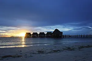 Atmospheric Light On The Shore Drucke: Sunset with clouds on the Kae beach