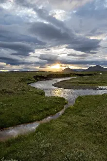 Evening River Scene Drucke: Sunset between clouds, river flowing through meadows