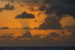 Deserted Evening Sky Drucke: Sunset with clouds over the sea