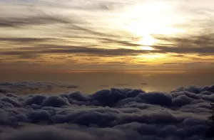 Drucke von Sonnenuntergang über den Wolken, das Meer im Hintergrund, Atlantischer Ozean, Madeira, Portugal, Europa Luftaufnahme Drucke: Sonnenuntergang über den Wolken, das Meer im Hintergrund.