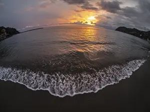 Deserted Coastal Area Italy Drucke: Sunset behind clouds over the sea