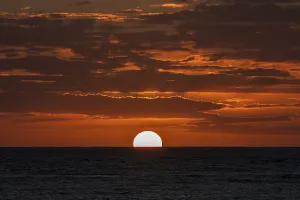French Overseas Territory Views Drucke: Sunset with clouds, sun sinking into the sea