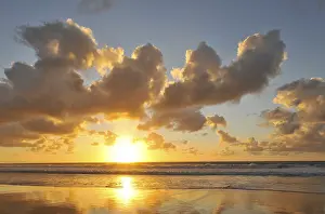 European Coastal Atmosphere Drucke: Sunset and cloudy sky with reflection on the Atlantic