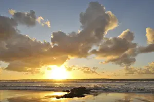 Cloudy Sky Reflections Drucke: Sunset and cloudy sky with reflection on the Atlantic