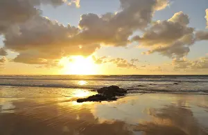 Spanish Coastal Scene Drucke: Sunset and cloudy sky with reflection on the Atlantic Ocean