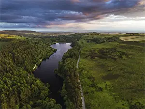 North York Moors National Park Drucke: Sunset over Cod Beck Reservoir from a drone