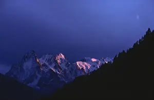 Snow Capped Alps Drucke: Sunset and crescent over the granit needles of Chamonix