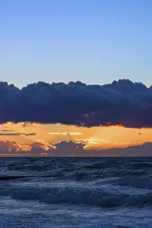 Evening Sun Over Water Drucke: Sunset with dark cloud over the undulating Baltic Sea
