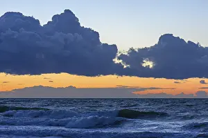 Deserted Evening Beach Scene Drucke: Sunset with dark cloud over the undulating Baltic Sea