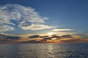 Travel Photography Evening Sky Drucke: Sunset, dusk, grey clouds, white clouds