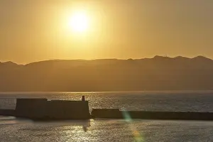 Drucke von Sonnenuntergang, Abendlicht, Rücklicht, venezianische Meerfestung, Koules, Morosini, Berge, bronzeblauer Himmel, Hafen, Heraklion , Hauptstadt , Insel Kreta , Griechenland Heraklion Drucke: Sonnenuntergang, Abendlicht, Seitenlicht.