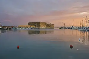 Drucke von Sonnenuntergang, Abendlicht, Hintergrundbeleuchtung, venezianische Meerfestung, Koules, Morosini, Berge, bronzeblauer Himmel, Hafen, Heraklion , Hauptstadt , Insel Kreta , Griechenland Heraklion Drucke: Sonnenuntergang, Abendlicht, Licht vom Rücken.