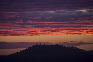 Deserted Spanish Landscape Drucke: Sunset, evening sky with red clouds