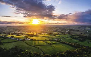 Wales Drucke: Sonnenuntergang über Feldern und Bauernhöfen aus der Sicht eines Drohnen.
