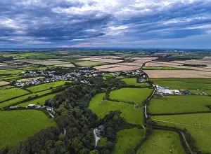 Wales Drucke: Sonnenuntergang über Feldern und Farmen aus einer Drohne.