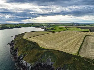 Wales Drucke: Sonnenuntergang über Feldern und Bauernhöfen aus der Sicht eines Drohnen.