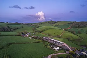 Drucke von Sonnenuntergang über Feldern und Farmen von einem Drohnen, Torquay, Devon, England, Vereinigtes Königreich Torquay Drucke: Sonnenuntergang über Feldern und Bauernhöfen von einem Drohnenaufnahmegerät.