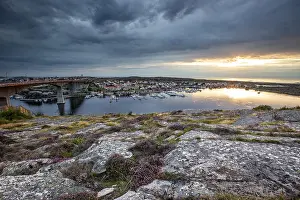 Northern Europe Evening Light Drucke: Sunset over the harbour of Smogen