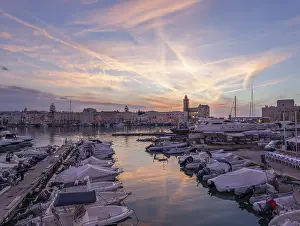 Drucke von Sonnenuntergang im Hafen von Trani, Bari, Apulien, Puglia, Süditalien, Italien Trani Drucke: Sonnenuntergang im Hafen von Trani.