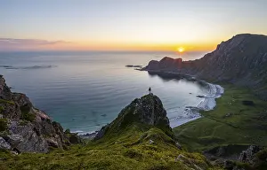 Female Hiker Norway Drucke: Sunset, hiker on rocks, cliffs
