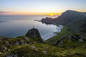 Female Hiker Norway Drucke: Sunset, hiker on rocks, cliffs