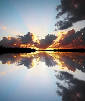 Urban Evening Sky Drucke: Sunset over lake