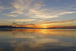 Drucke von Sonnenuntergang auf dem Chiemsee in Chieming, Chiemgau, Oberbayern, Bayern, Deutschland Chiemsee Drucke: Sonnenuntergang auf dem Chiemsee in Chieming.