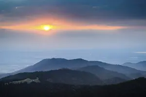 Bavarian Alps Sunset Drucke: Sunset between layers of clouds