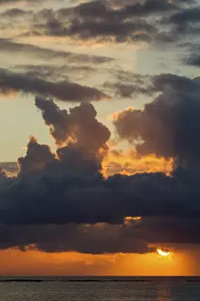 Evening Sun On The Coast Drucke: Sunset at Le Morne in Mauritius