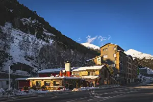Drucke von Sonnenuntergangslicht beleuchtet Bars, Restaurants und Wohngebäude in El Tarter und Soldeu. Ski-Winterferien in Andorra, Pyrenäen-Gebirge Andorra Drucke: Sonnenuntergangslicht beleuchtet Bäume.