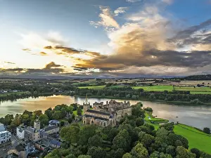 Drucke von Sonnenuntergang über Linlithgow Palace von einem Drohne, Linlithgow Loch, West Lothian, Schottland, Vereinigtes Königreich See Drucke: Sonnenuntergang über Linlithgow Palace von einem Drohnen aus.