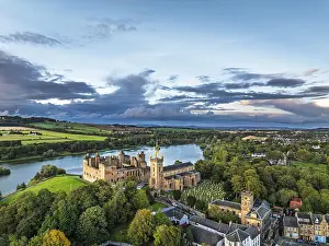 Scottish Nature Scenes Drucke: Sunset over Linlithgow Palace from a drone
