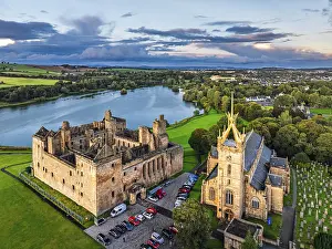 Drucke von Sonnenuntergang über Linlithgow Palace von einem Drohnen aus, Linlithgow Loch, West Lothian, Schottland, Vereinigtes Königreich Schloss Drucke: Sonnenuntergang über Linlithgow Palace von einem Drohnen aus.