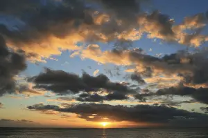 Cloudy Mood Landscapes Drucke: Sunset on Mauritius