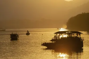 Drucke von Sonnenuntergang am Mekong mit Ausflugsbooten, in der Nähe von Luang Prabang, Laos Luang Prabang Drucke: Sonnenuntergang am Mekong mit Ausflugsbooten.