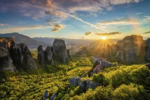 Meteora Monastery Sunset Drucke: Sunset over monastery of Rousanou and Monastery of St