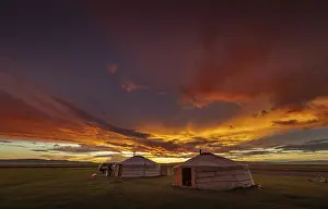 Atmospheric Light Scene Drucke: Sunset in the Mongolian steppe