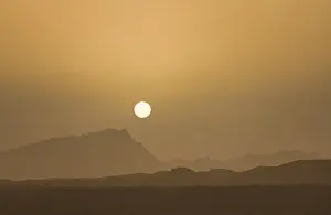 Backlit Mountain Range Drucke: Sunset with mountain silhouette