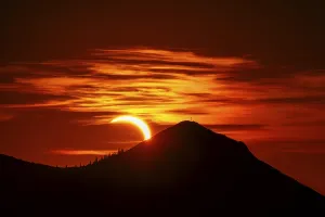 Berchtesgaden Area Landscape Drucke: Sunset in the mountains during a partial solar eclipse