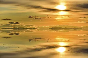 See Drucke: Sonnenuntergang, Berge mit Spiegelung im See.