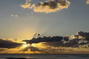 Bilder Datiert 2. Oktober 2024: Sonnenuntergang über dem Nordsee mit dramatischen Wolken.