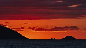 Mediterranean Region Travel Drucke: Sunset over the ocean with an island