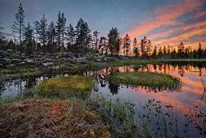 Drucke von Sonnenuntergang, orangefarbene Wolken im See gespiegelt, Wald, kleine Inseln mit Gras, Kittilä, Lappi, Finnland Sonnenuntergang, orangefarbene Wolken im See gespiegelt, Wald See Drucke: Sonnenuntergang, orangefarbene Wolken spiegeln sich im See.