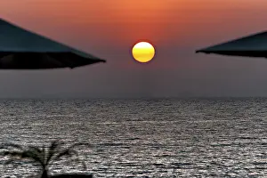 Evening Sun Protection Drucke: Sunset between parasols, Silver Beach