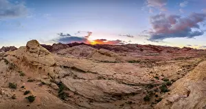 Sunset In The Desert Drucke: Sunset behind red sandstone rocks