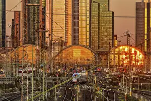 Frankfurt Central Station Drucke: Sunset is reflected in the central station